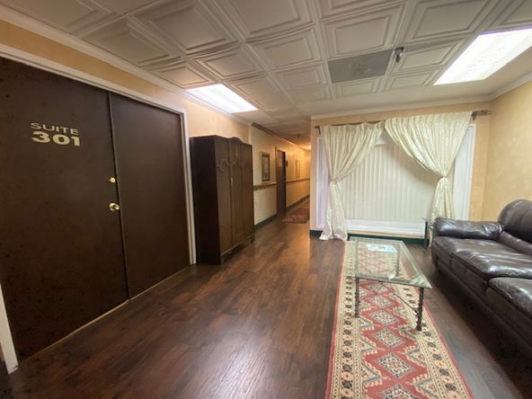 RECEPTION, LARGE PRIVATE OFFICE, LARGE ROOM. FREE MONTH.
